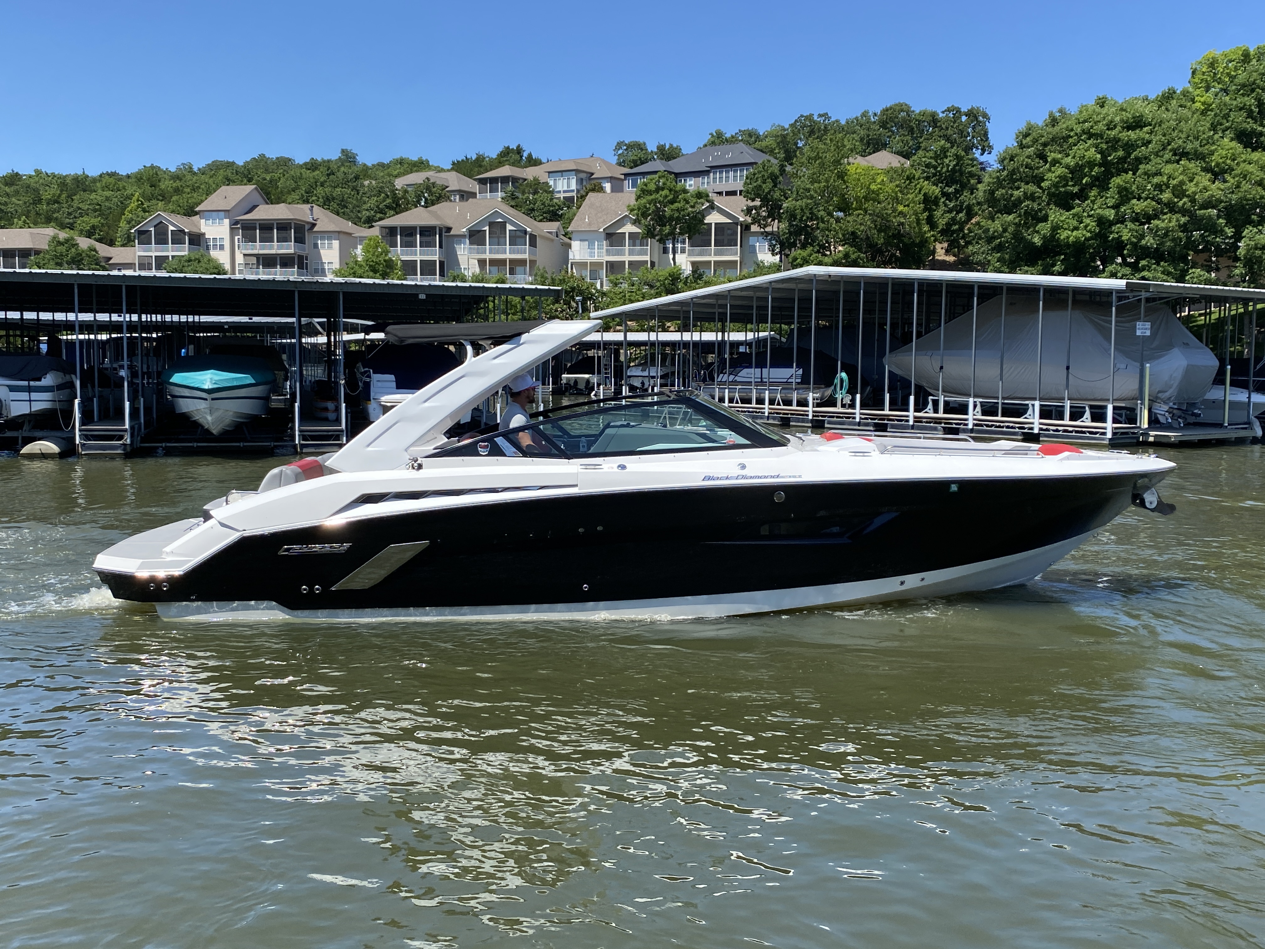 2014 Cruisers Sport Series 328 Black Diamond Edition - Image 4