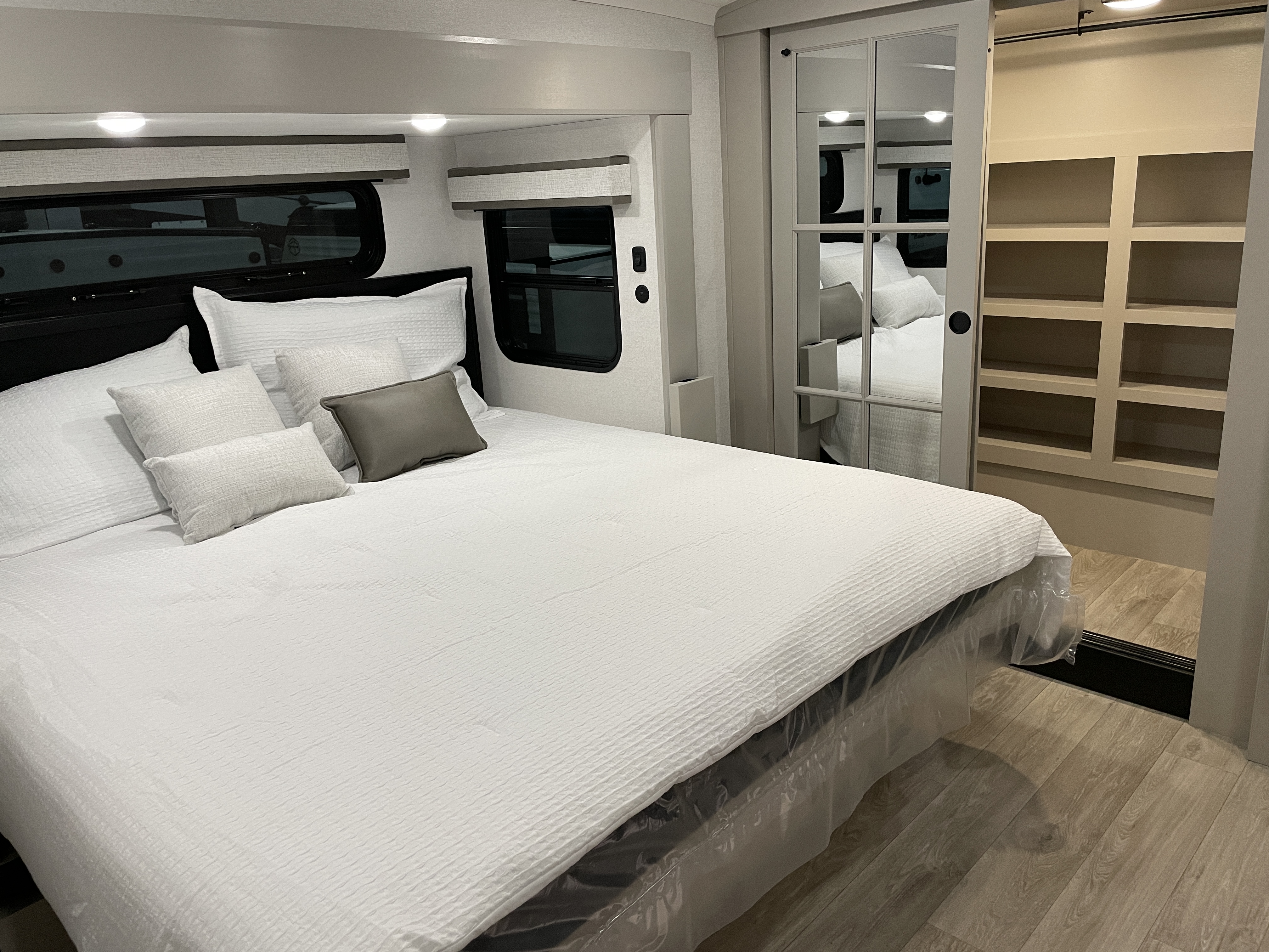 2027 Jayco North Point 391TBBH - Image 27