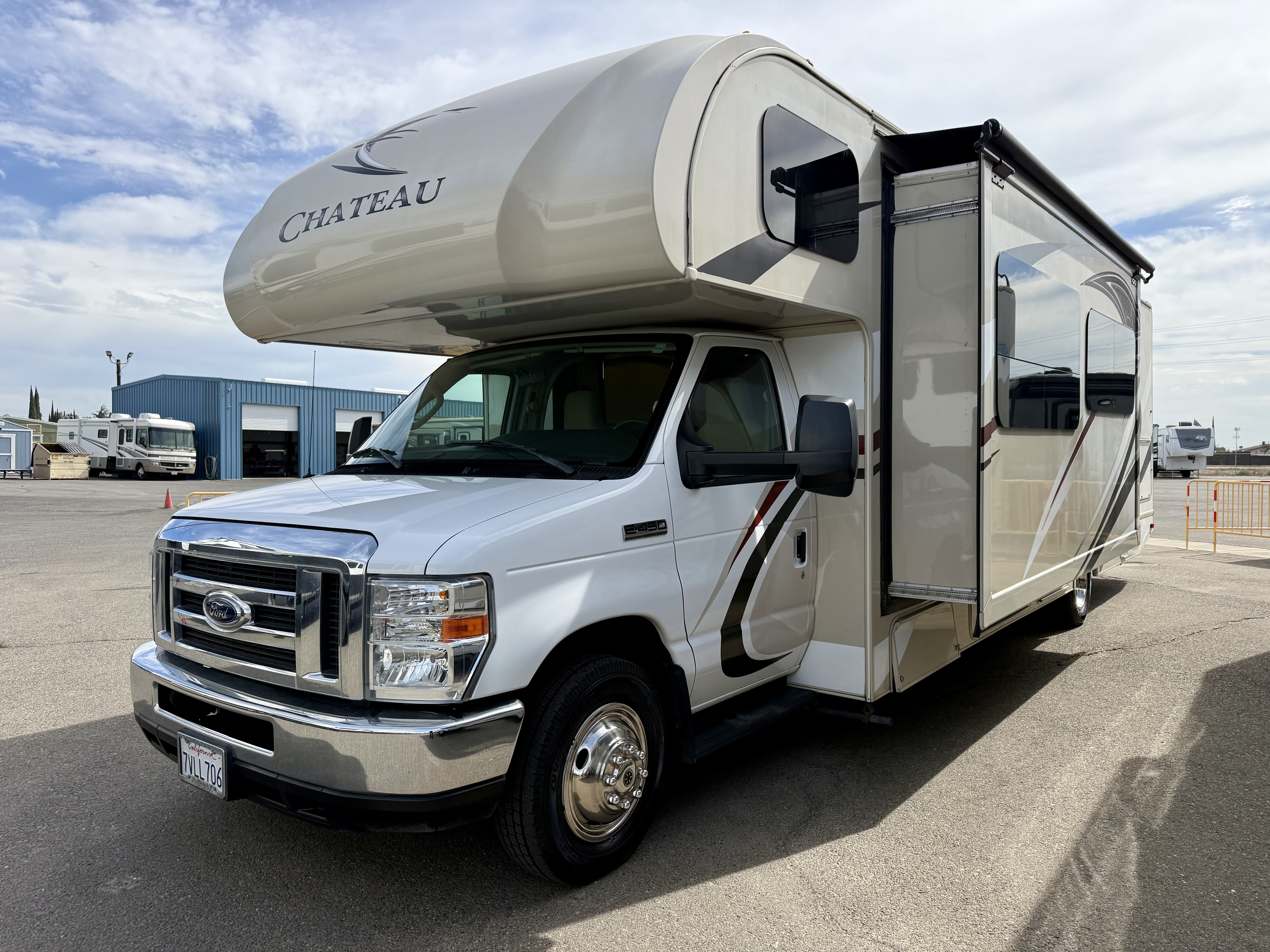 2017 Thor Motor Coach Chateau 31L - Image 1