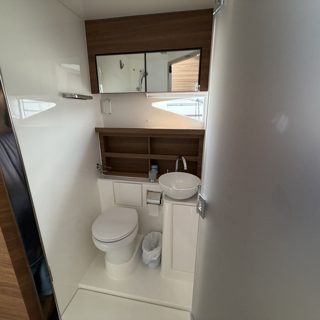 2025 Aquila 54 ENCLOSED BRIDGE - Image 82