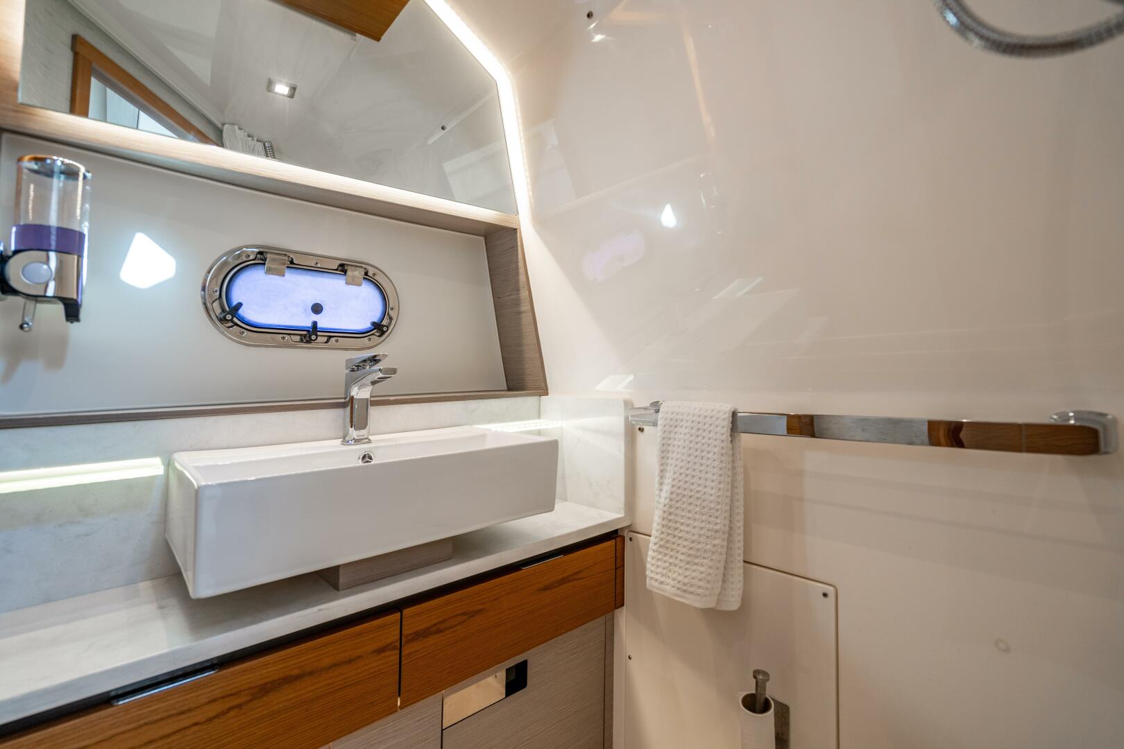2022 Tiara Yachts 43 LS - Image 78