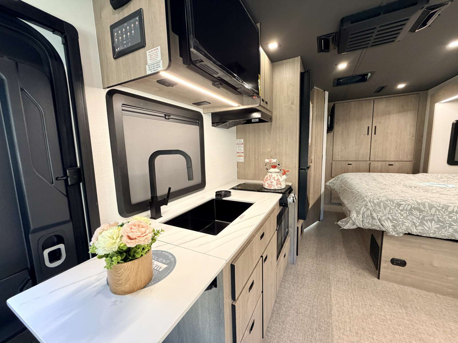 2026 Grand Design Lineage Series M 25FW - Image 13