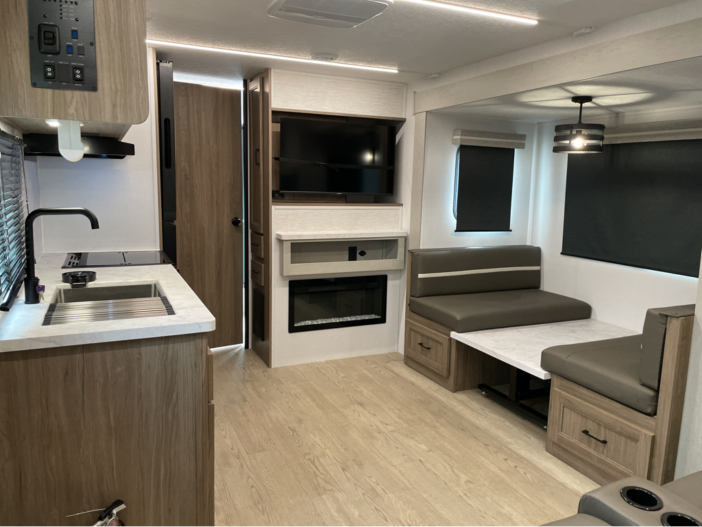 2025 Coachmen Freedom Express Ultra Lite 252RBS - Image 9