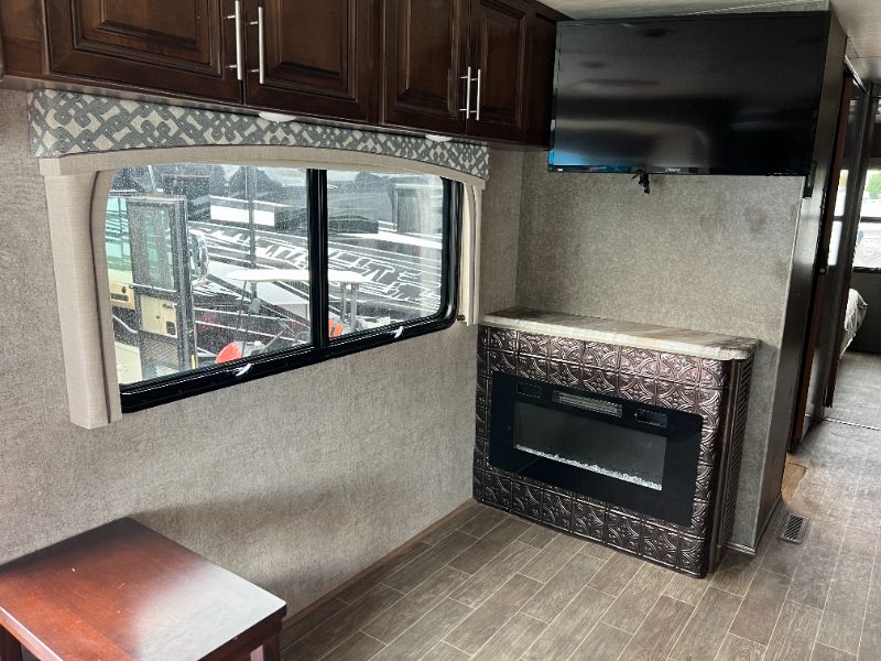 2020 Thor Motor Coach Miramar 32.2 - Image 22
