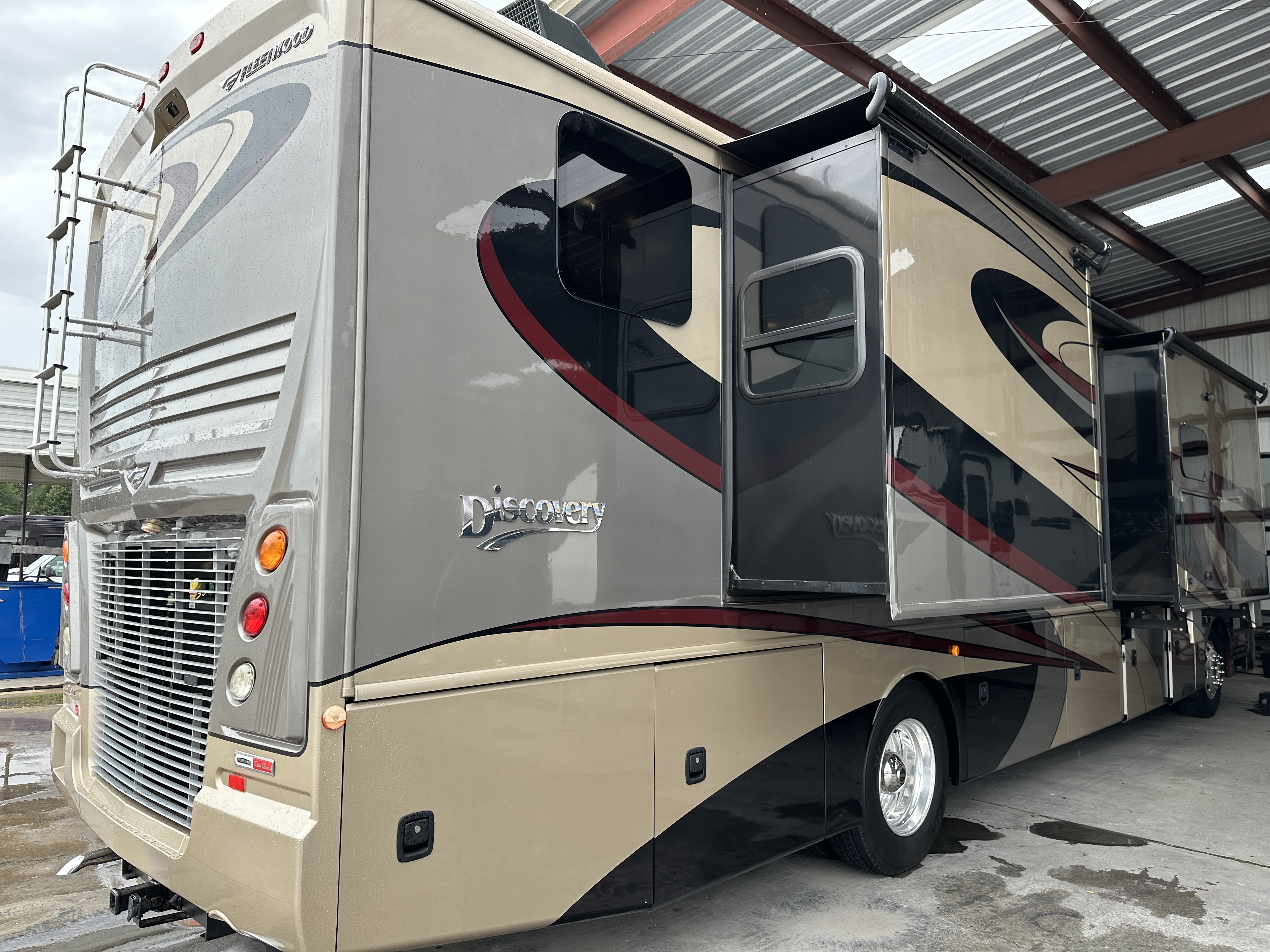 2018 Fleetwood DISCOVERY 38N - Image 6