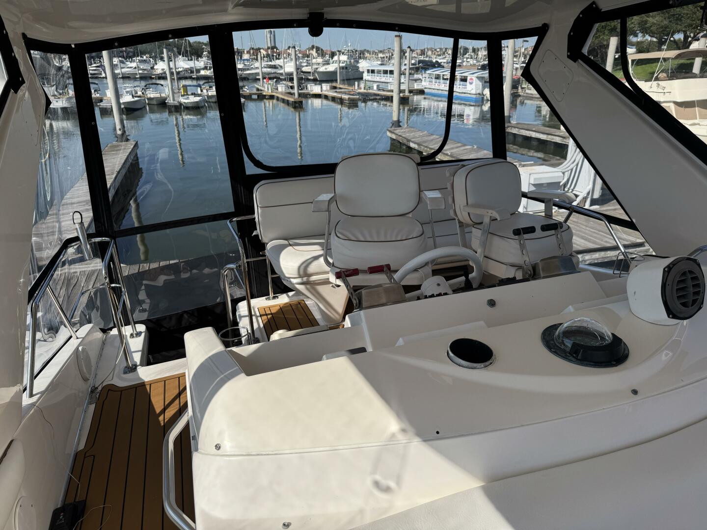 1998 Sea Ray 550 Sedan Bridge - Image 4
