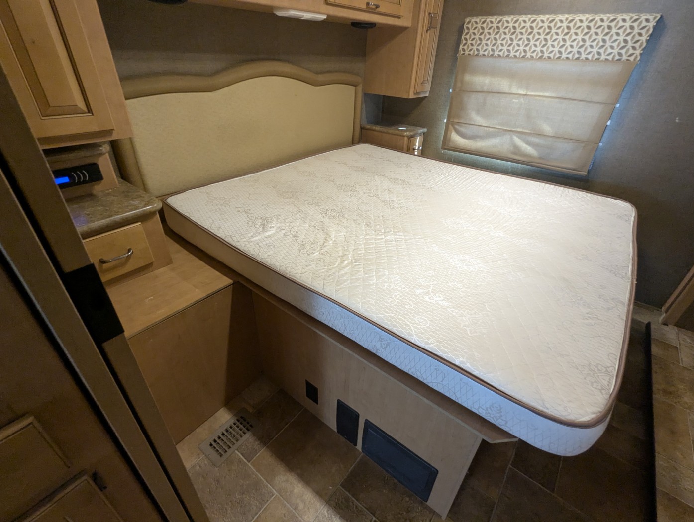 2016 Thor Motor Coach Hurricane 34J - Image 28