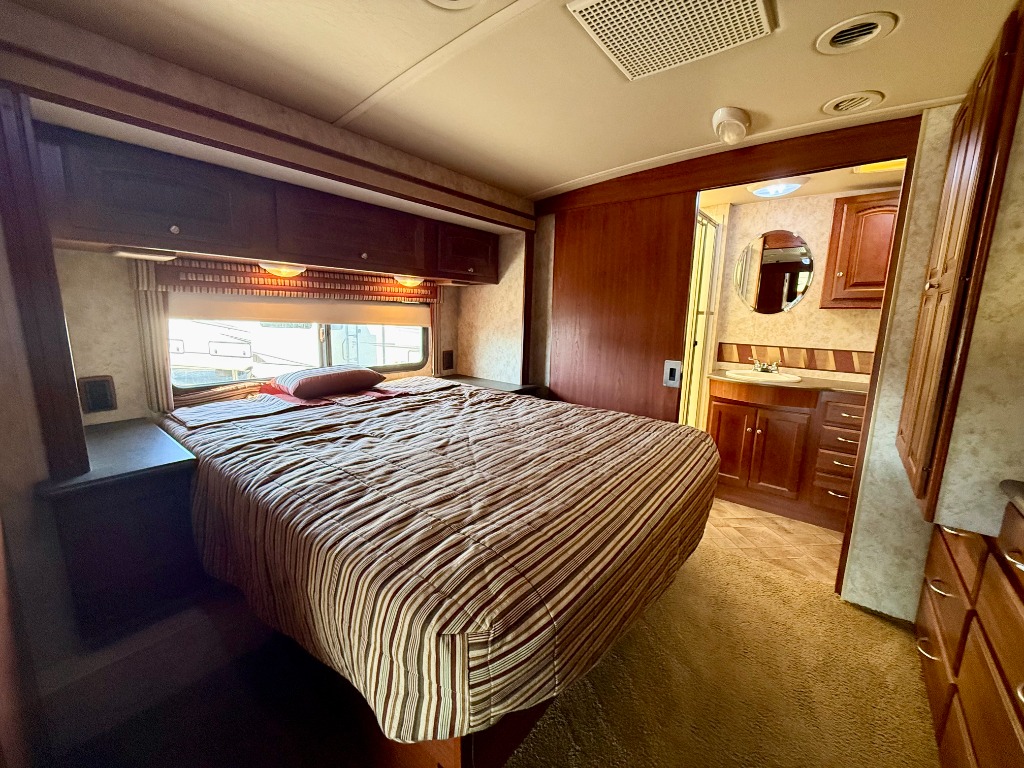 2011 Winnebago Vista 35F - Image 21