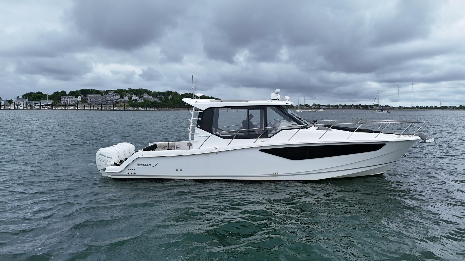 2021 Boston Whaler 405 Conquest - Image 4