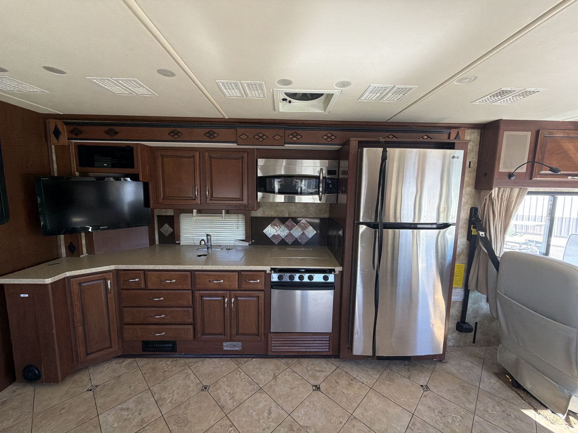 2013 Fleetwood Expedition 38B - Image 24