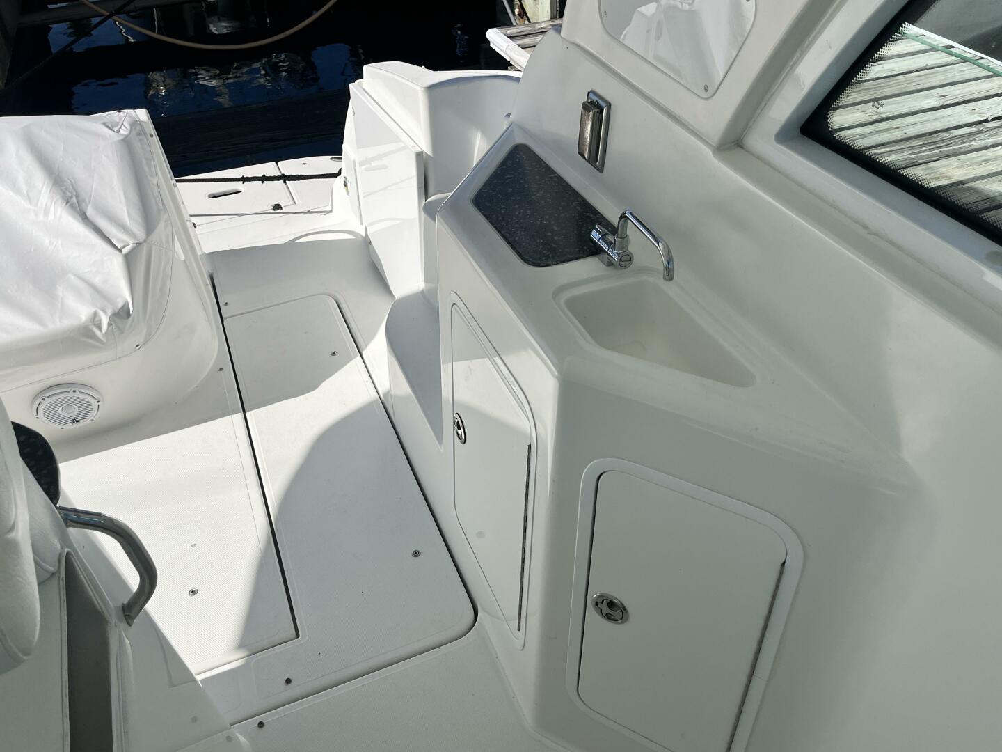 2008 Cruisers Yachts 390 Sport Coupe - Image 15