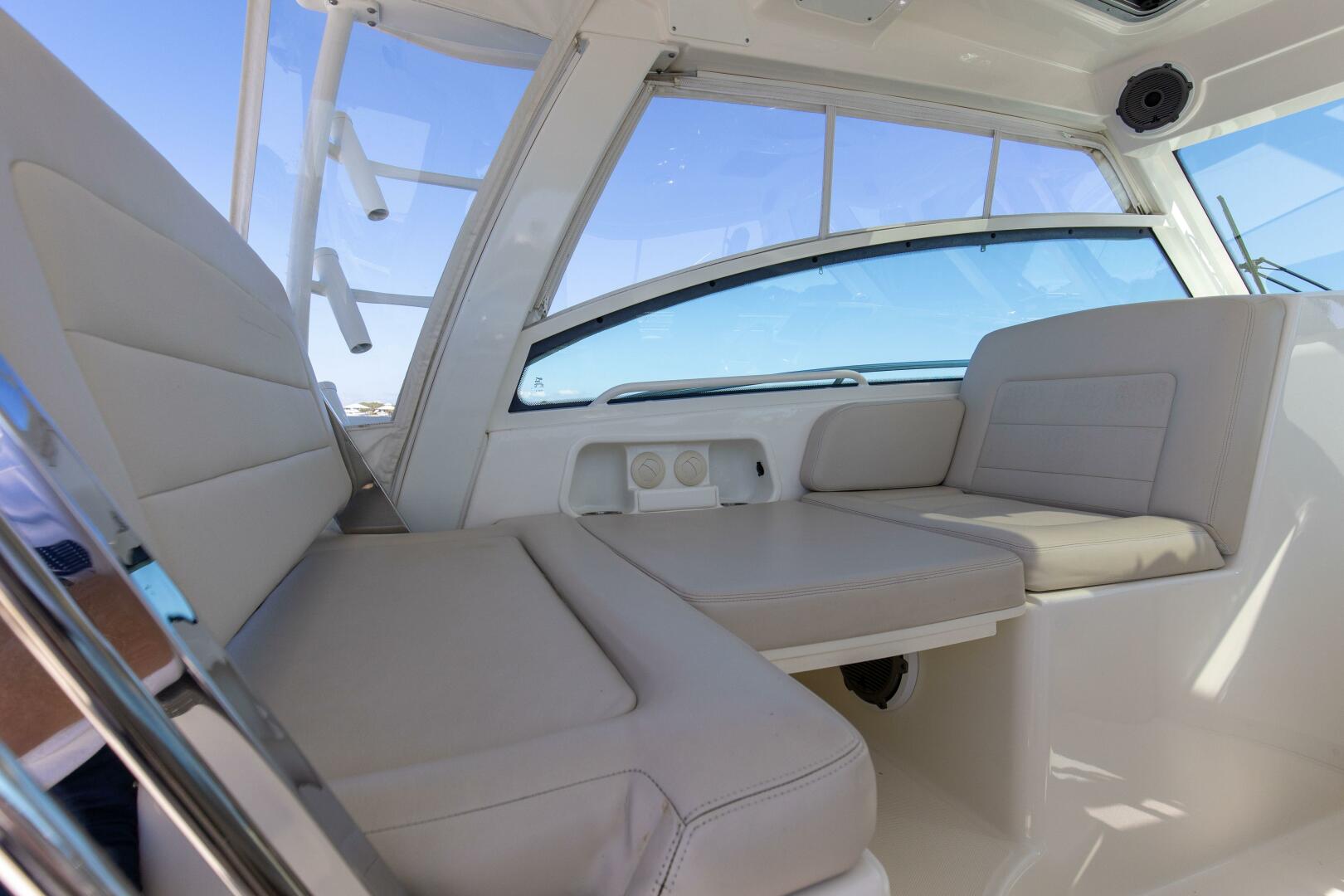 2019 Boston Whaler 345 CONQUEST - Image 21