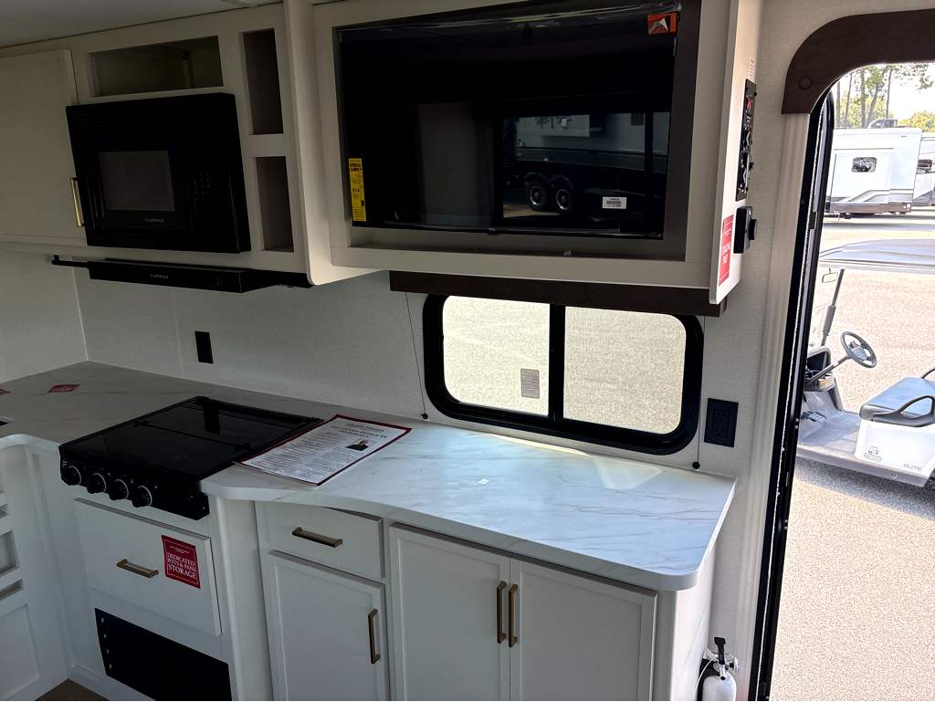 2027 GRAND DESIGN TRANSCEND 245RLT - Image 9