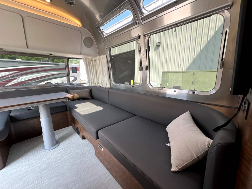 2026 AIRSTREAM GLOBETROTTER 27FBQ - Image 6