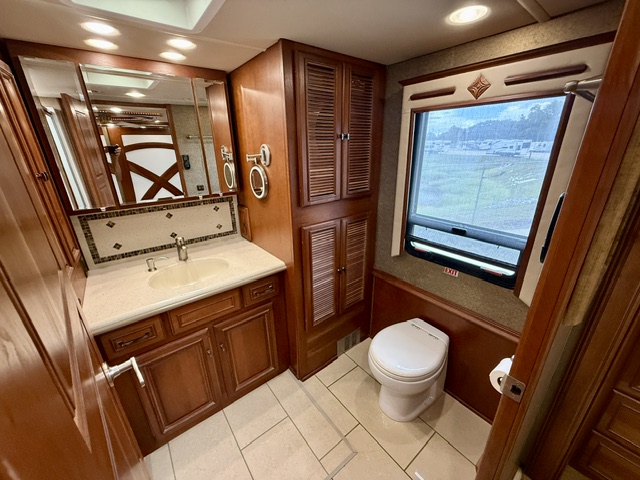 2013 WINNEBAGO TOUR 42QD - Image 28