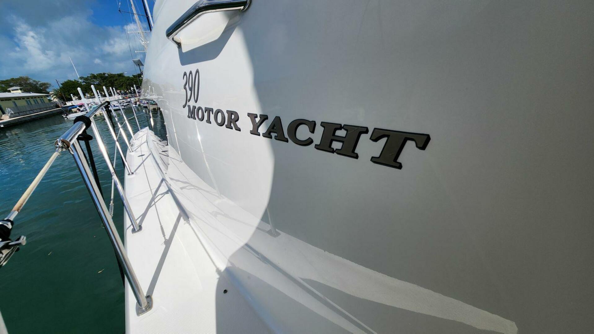 2004 Sea Ray 390 Motor Yacht - Image 22