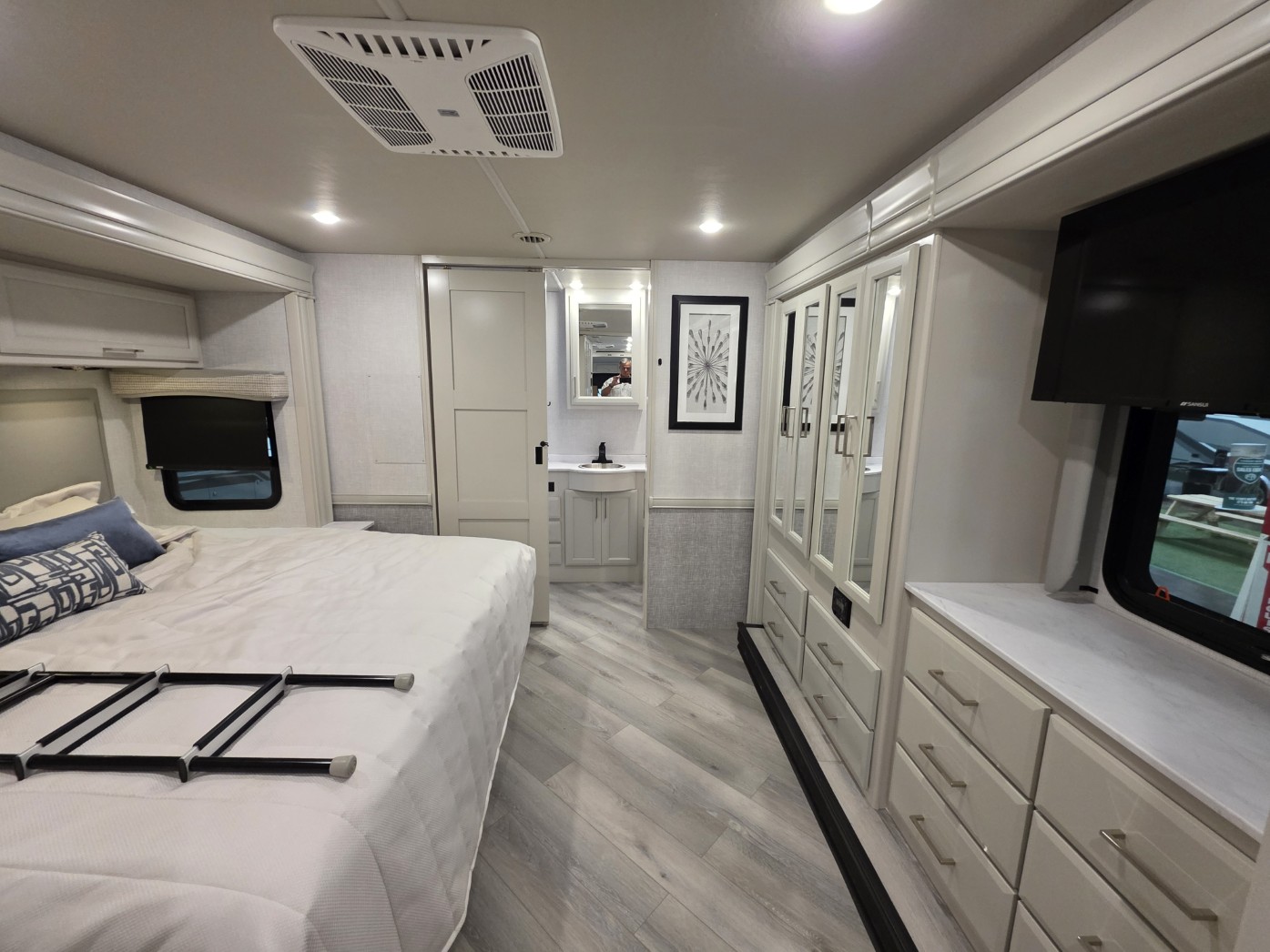 2026 Holiday Rambler Invicta 33HB - Image 19