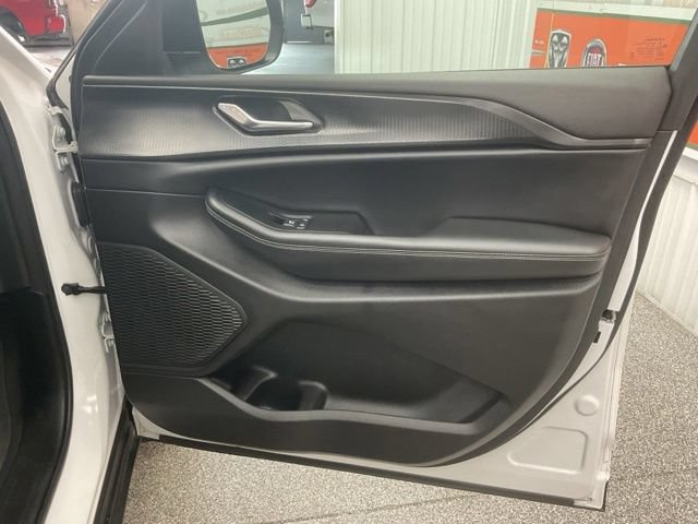 2025 Jeep Grand Cherokee Laredo X 4X4 - Image 34