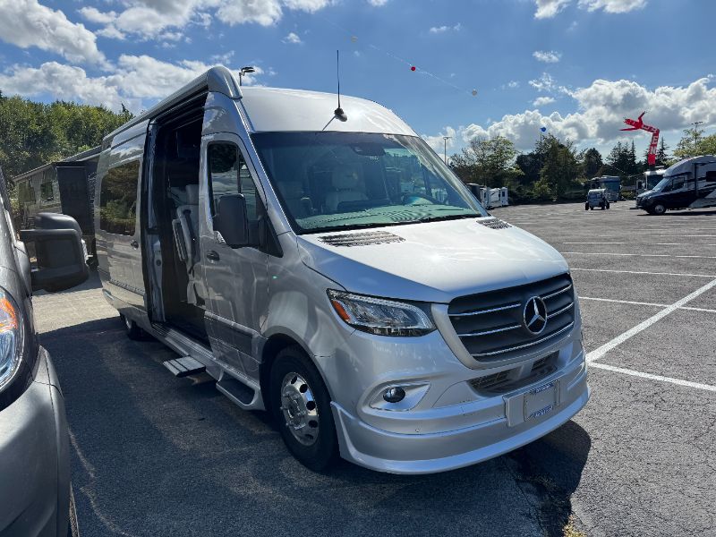 2023 Grech RV Strada-ion AWD Lounge - Image 1
