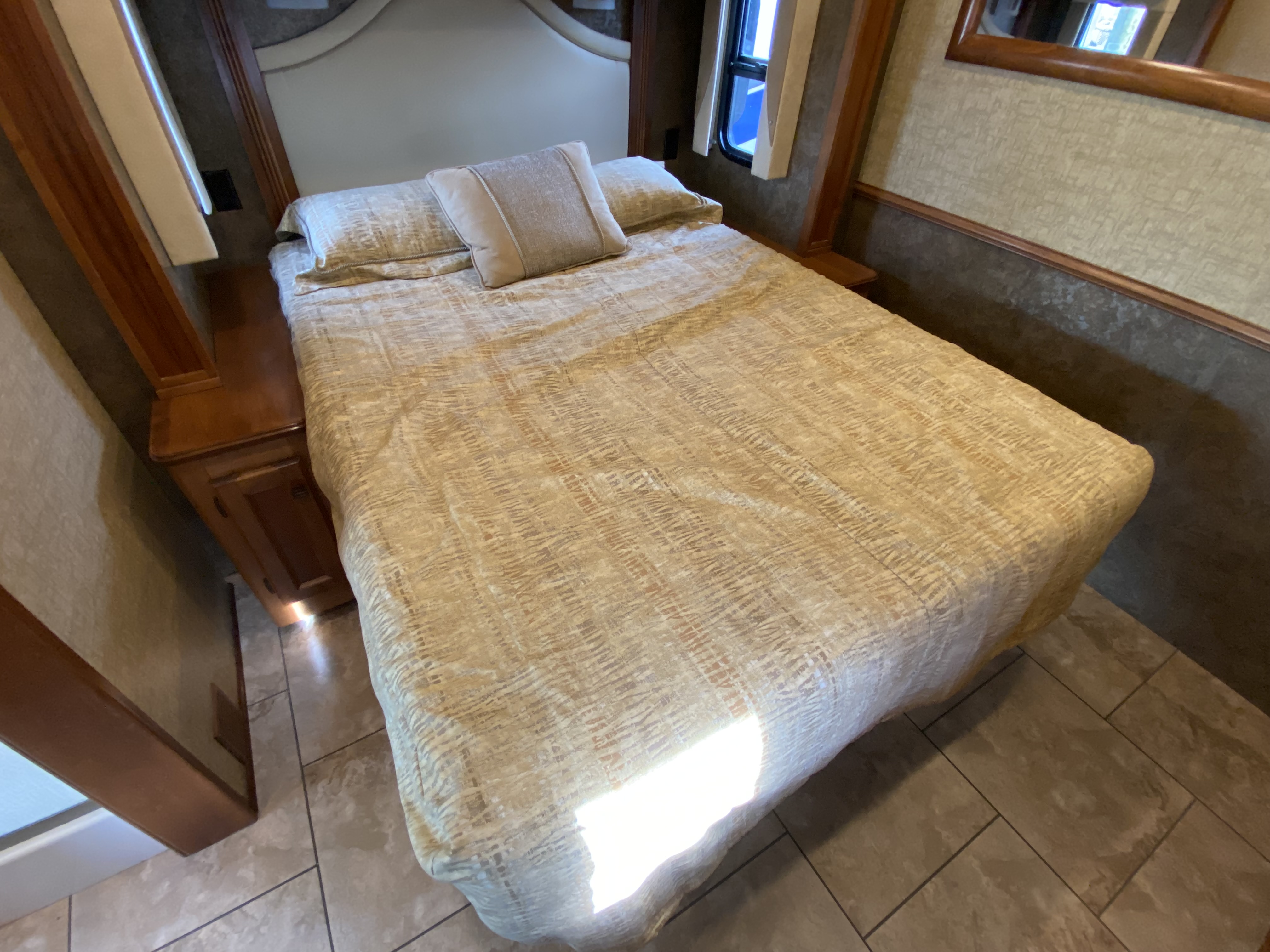 2014 Tiffin Allegro 32 CA - Image 26