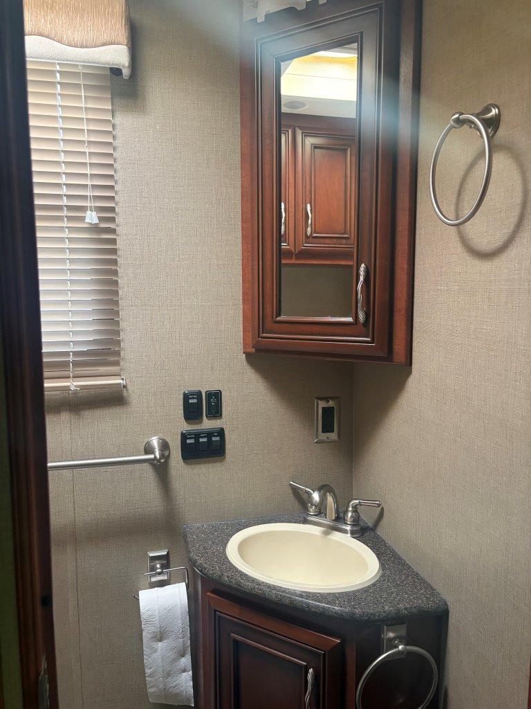2014 Newmar Bay Star 3309 - Image 19