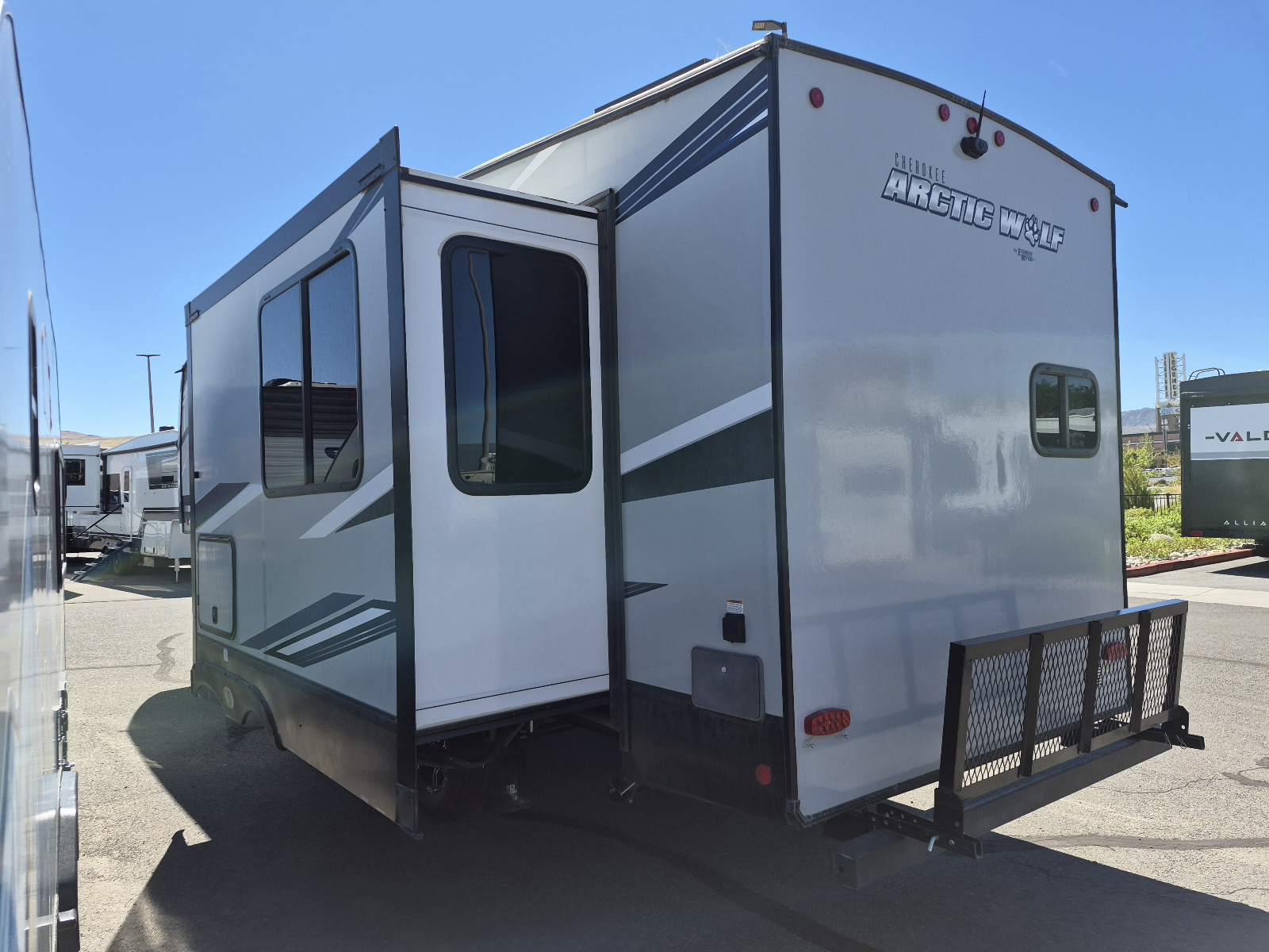 2023 Forest River Cherokee Arctic Wolf 261RK - Image 3