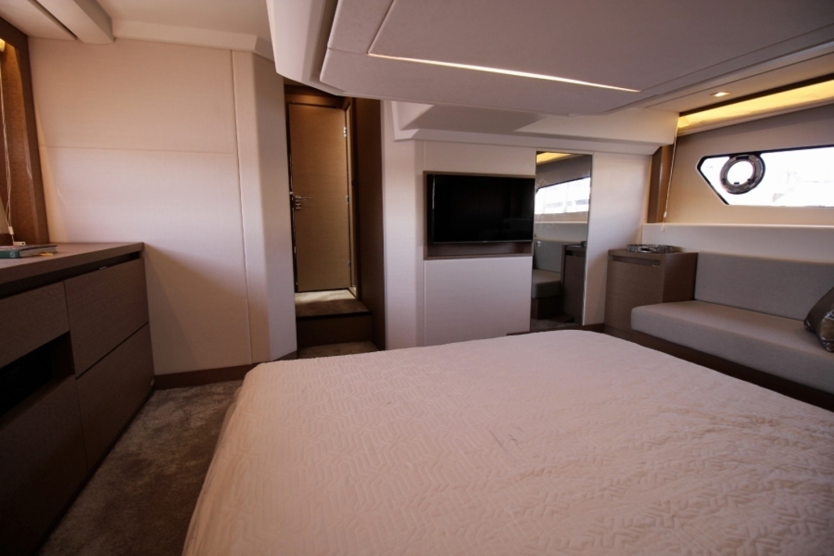 2018 Prestige 460 - Image 19