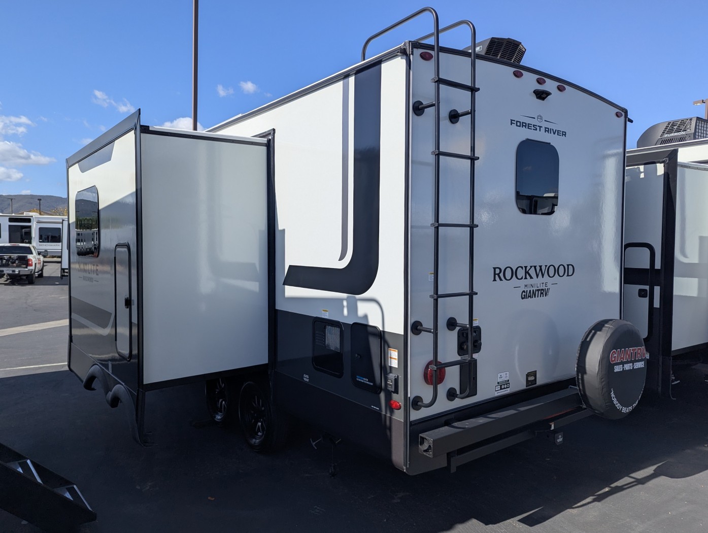 2027 Forest River Rockwood Mini Lite 2213S - Image 5
