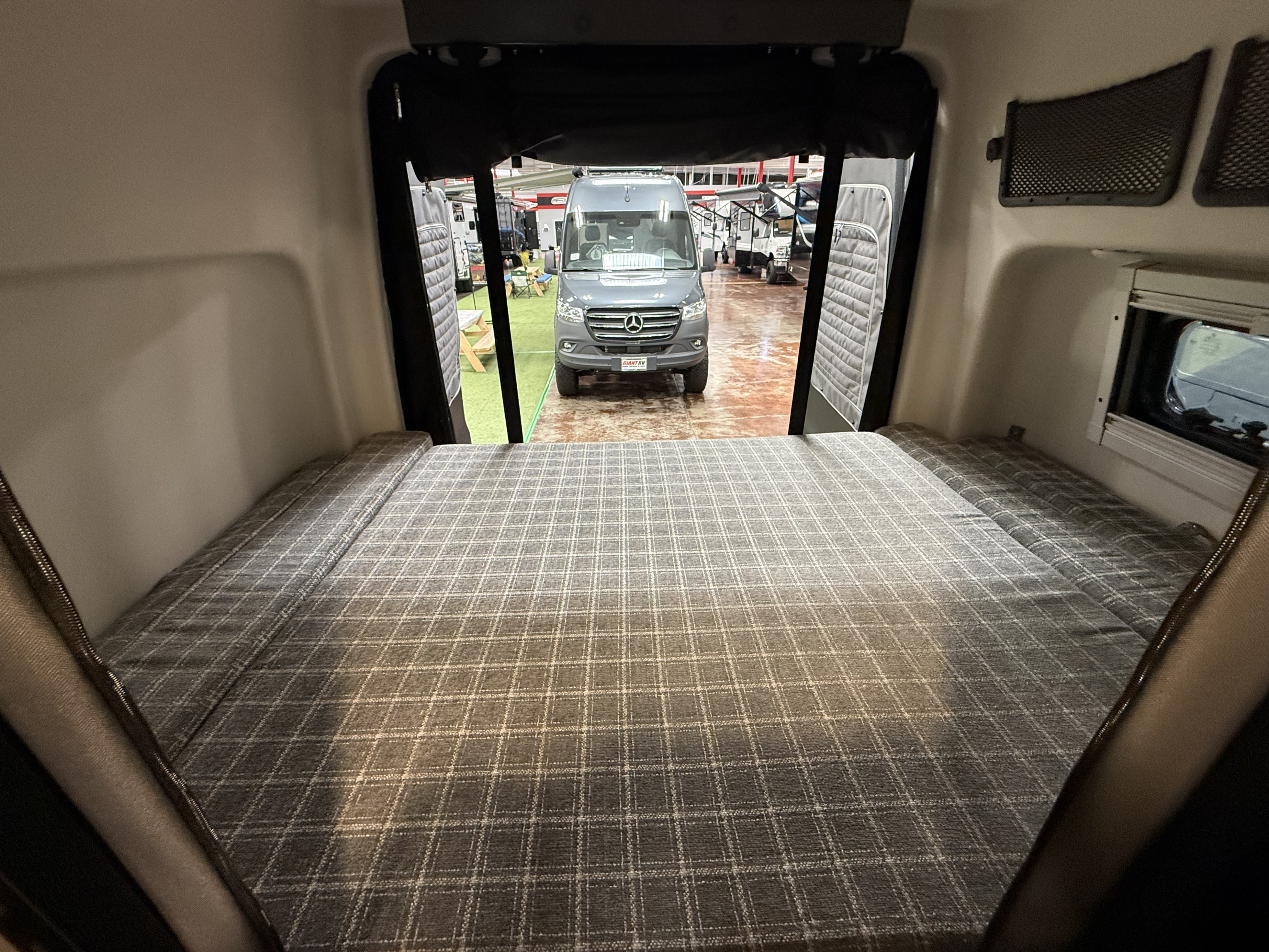 2025 WINNEBAGO REVEL BMB44E - Image 10