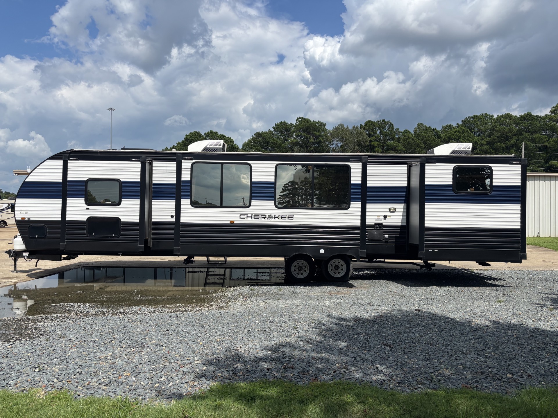 2023 Forest River Cherokee 324TS - Image 5