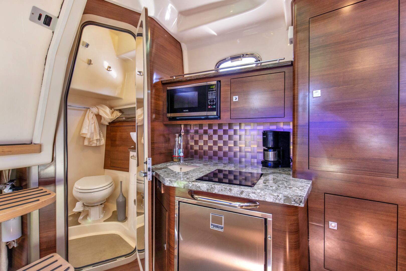 2019 Boston Whaler 345 CONQUEST - Image 9