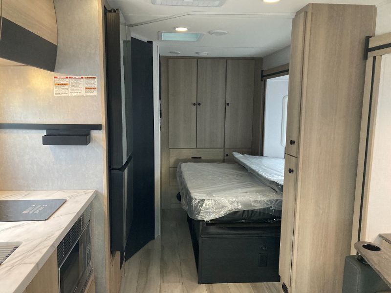 2026 FOREST RIVER SUNSEEKER 2400BDSDA - Image 14