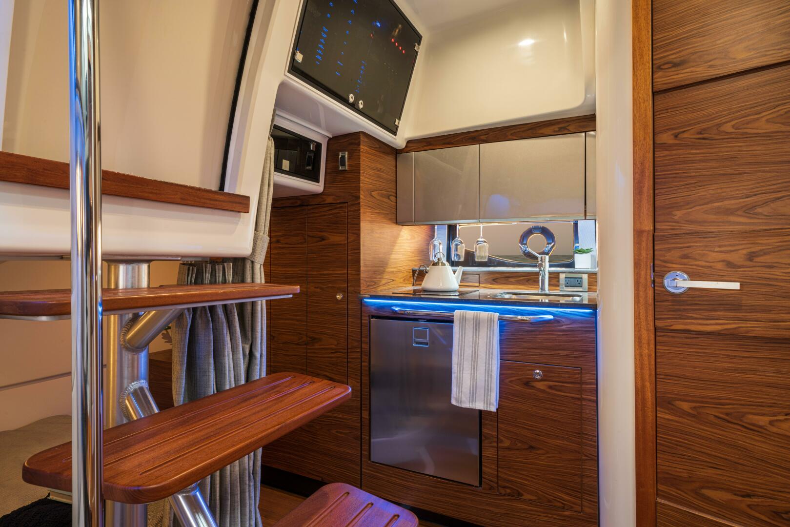 2021 Boston Whaler 405 Conquest - Image 34