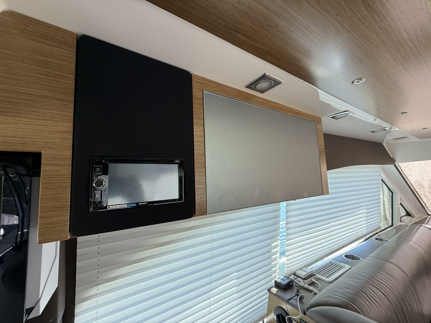 2014 Cruisers Yachts 45 Cantius - Image 9