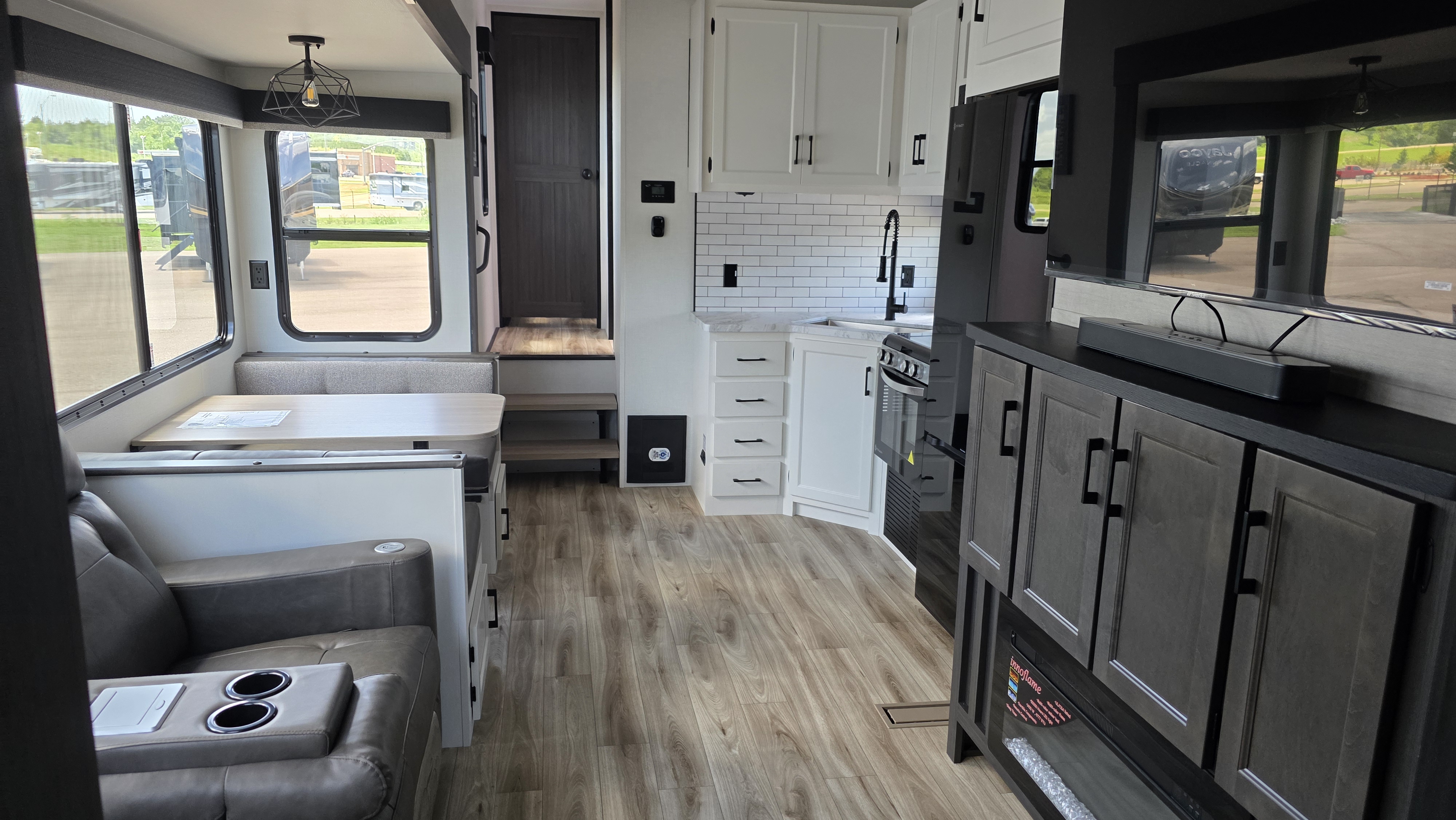 2027 VENTURE RV SPORTTREK 312VTB - Image 24