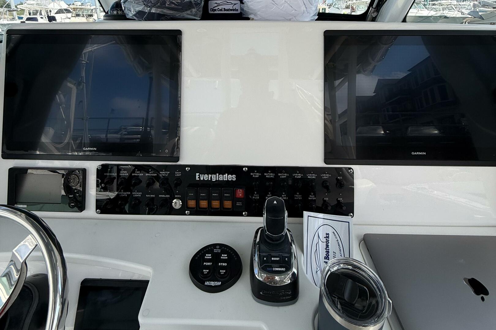 2017 Everglades 355 CC - Image 10