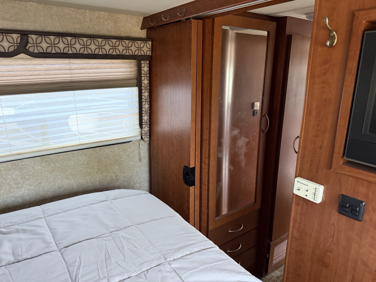 2010 Thor Motor Coach Serrano 31V - Image 12