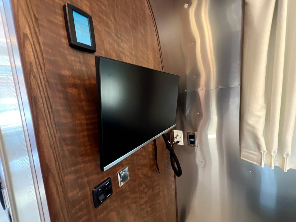 2026 AIRSTREAM GLOBETROTTER 27FBQ - Image 21