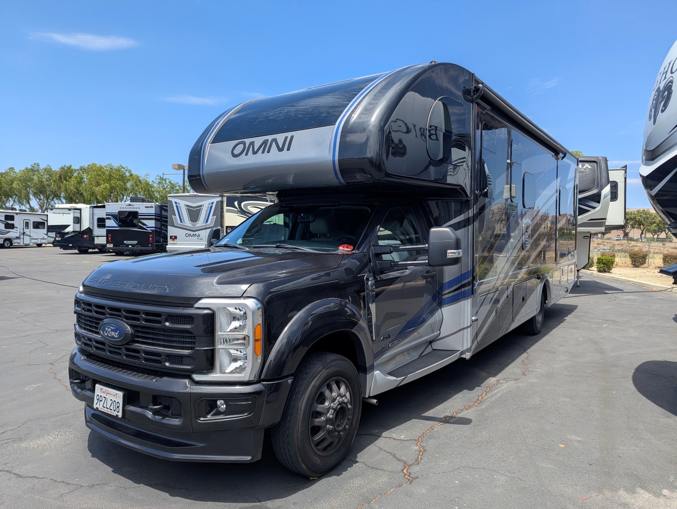 2024 Thor Motor Coach Omni XG32 - Image 3