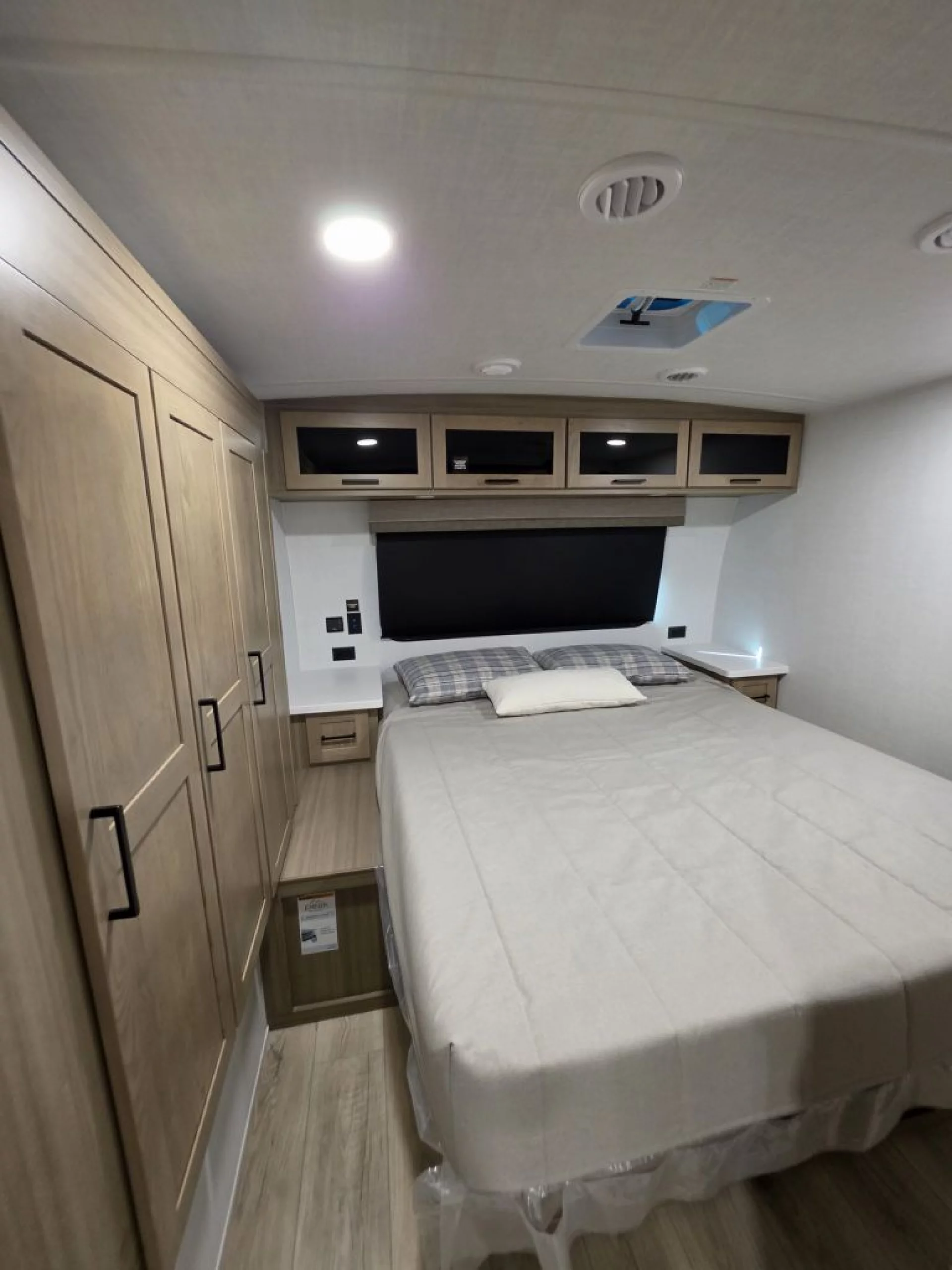2027 FOREST RIVER ROCKWOOD ULTRA LITE 2621RB - Image 15