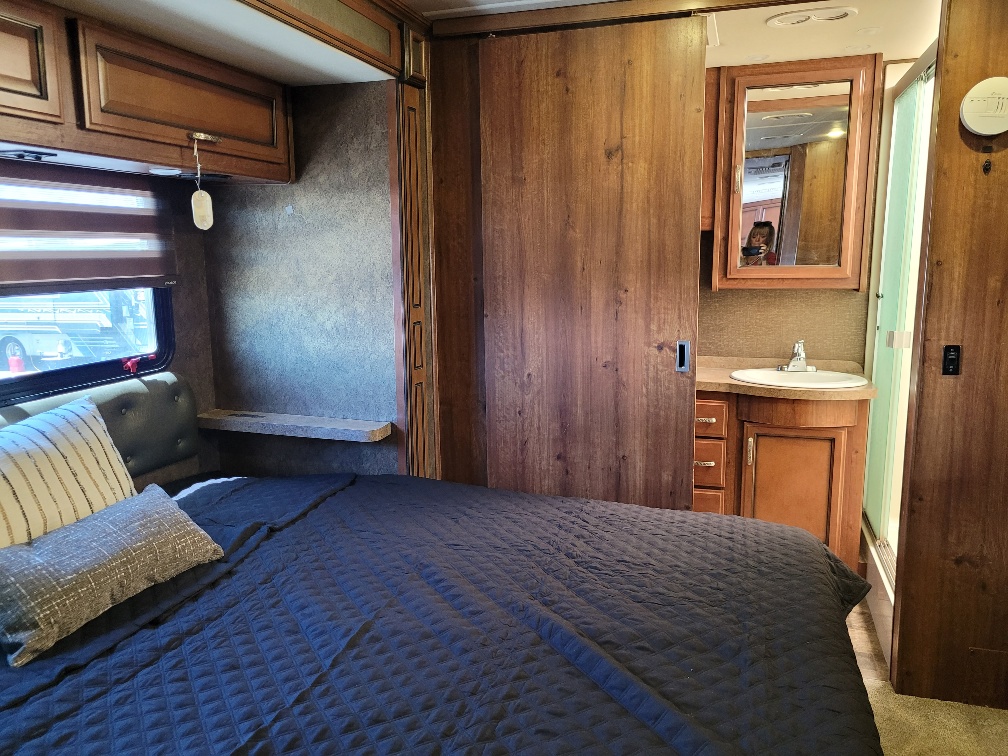 2014 Fleetwood Bounder 36E - Image 14