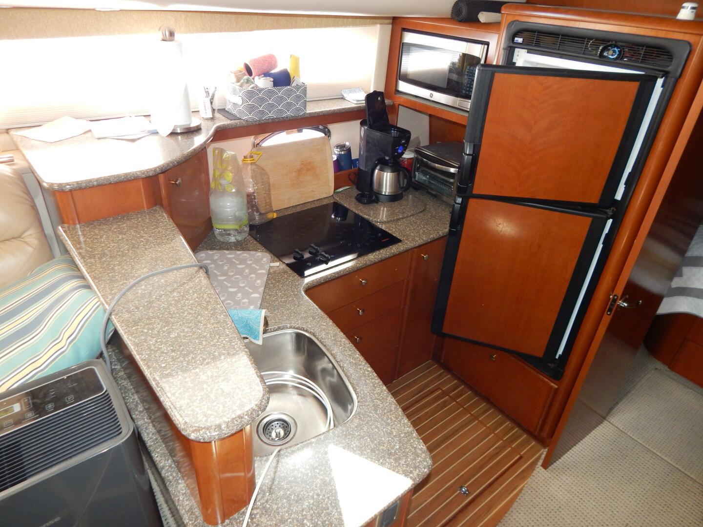 2005 Meridian 408 Motor Yacht - Image 9