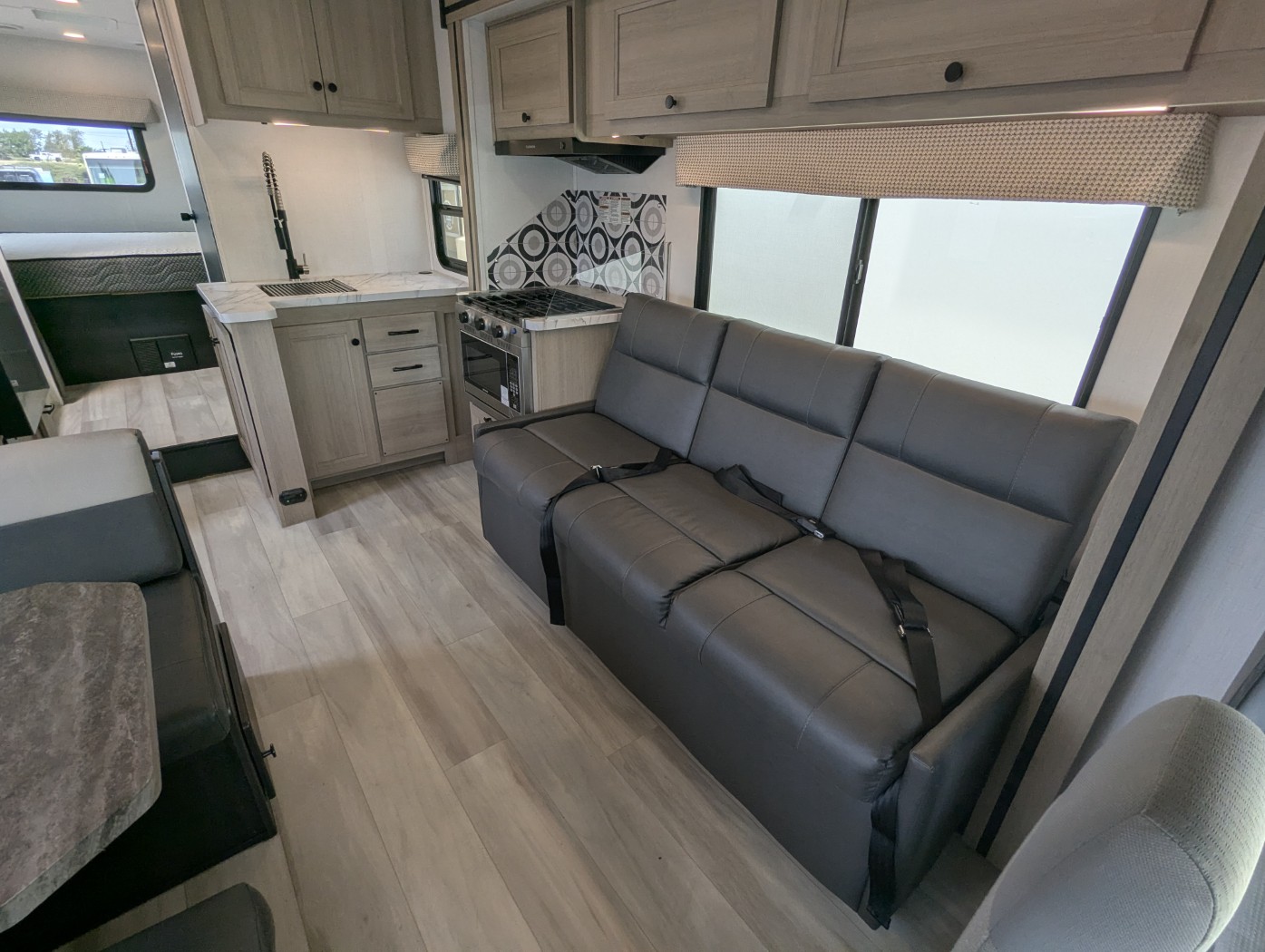 2026 FOREST RIVER SUNSEEKER 2750SLE - Image 13