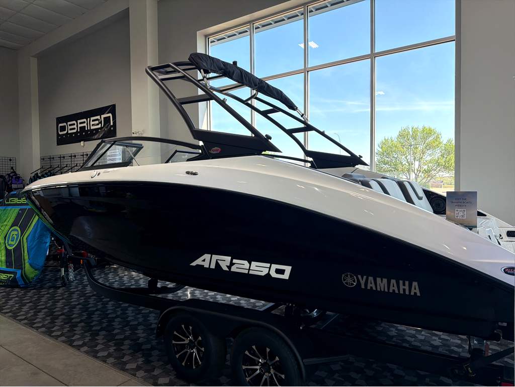 2026 Yamaha Boats AR250 - Image 2
