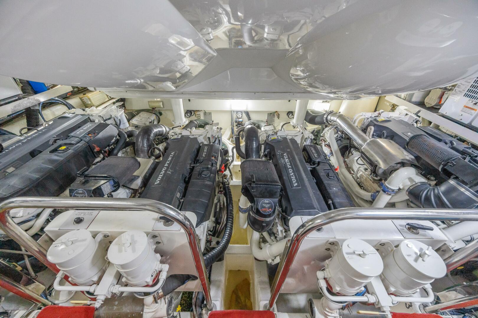 2010 Lazzara Yachts LSX 92 - Image 59
