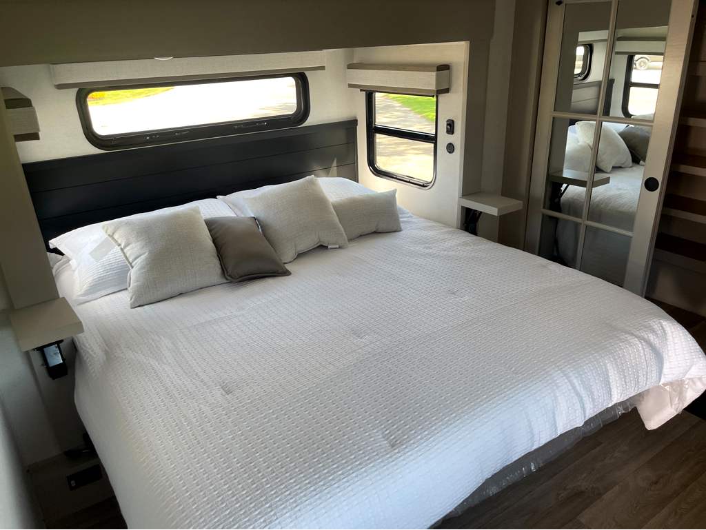 2027 JAYCO NORTH POINT 375TBDB - Image 31