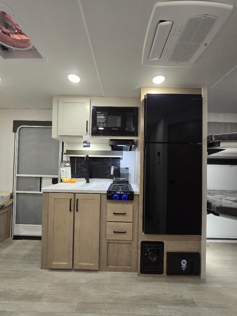 2026 Ember RV E-Series 19ETS - Image 17