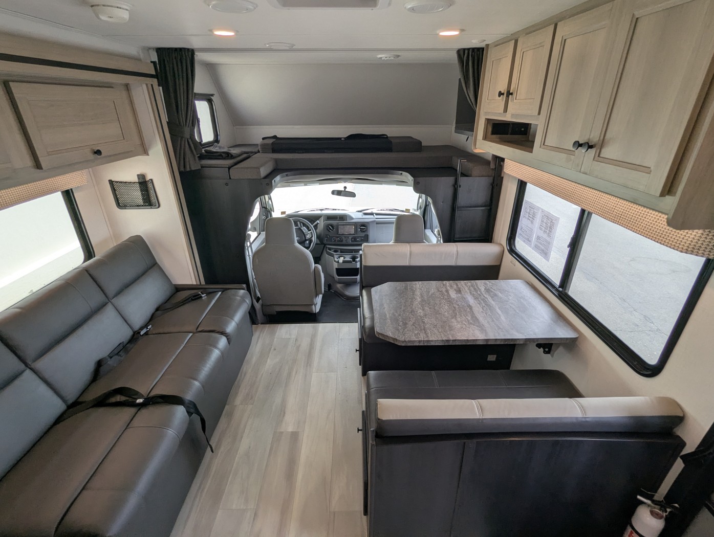 2026 FOREST RIVER SUNSEEKER 2750SLE - Image 33