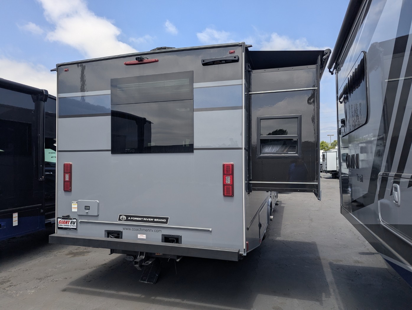 2026 Coachmen Entourage 340BH - Image 6