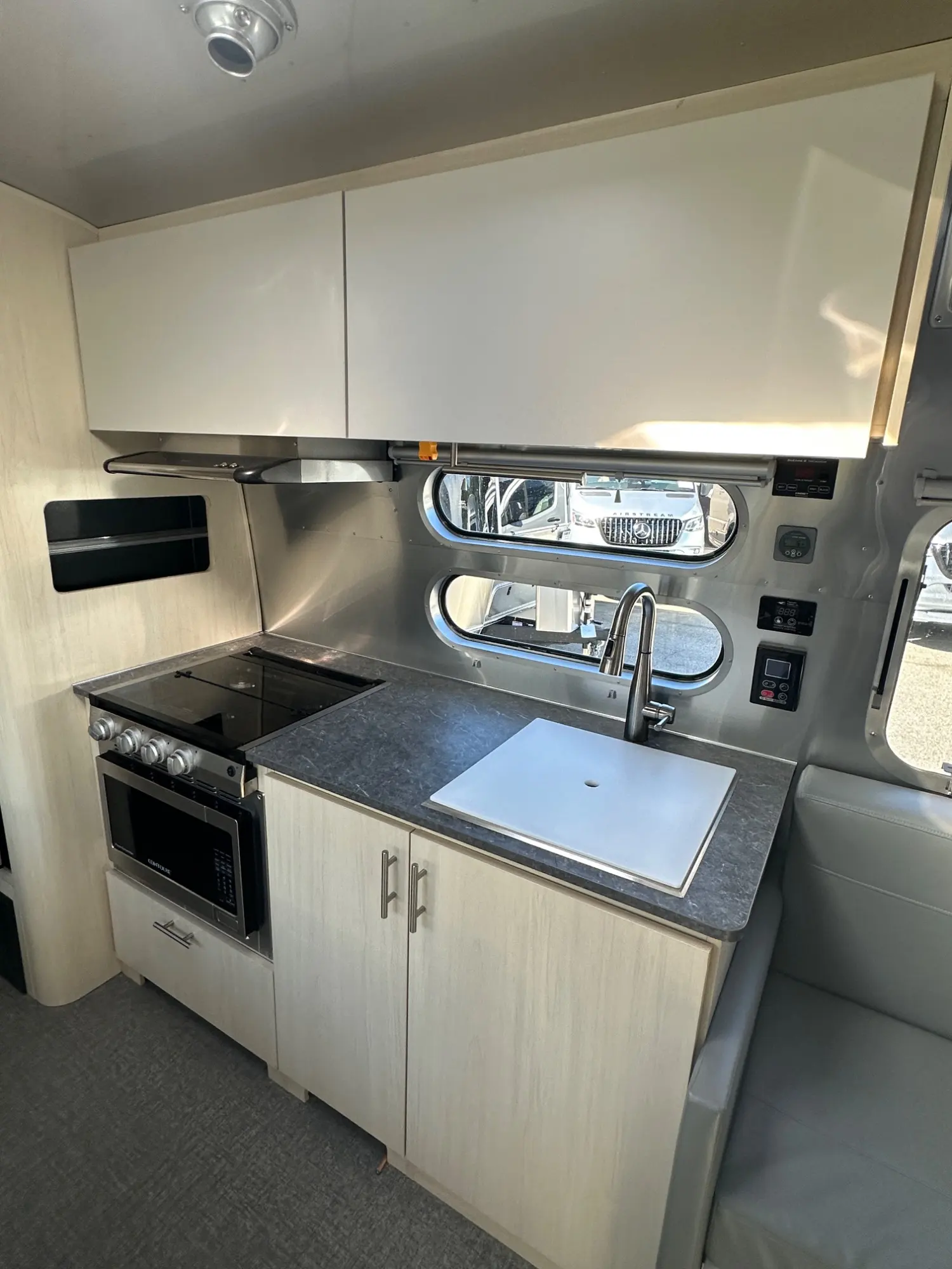 2023 Airstream Flying Cloud 28RBT - Image 7